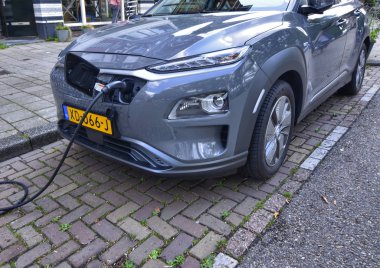 Amsterdam, Hollanda, Ağustos 2019. Amstel nehri boyunca, bir elektromanyetik alan.