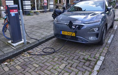 Amsterdam, Hollanda, Ağustos 2019. Amstel nehri boyunca, bir elektromanyetik alan.