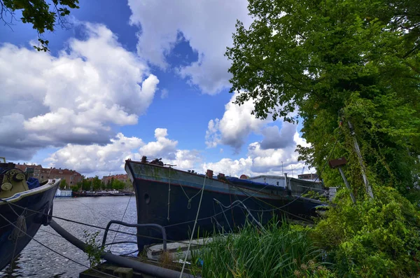 Ámsterdam, Holanda, agosto de 2019. Vista del río Amstel, outsk —  Fotos de Stock