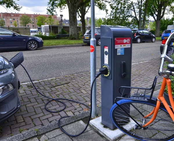 Amsterdam, Holandia, sierpień 2019. Wzdłuż rzeki Amstel, elec — Zdjęcie stockowe