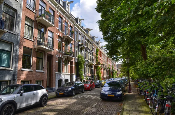 Ámsterdam, Holanda, agosto de 2019. A lo largo del río Amstel, en el — Foto de Stock