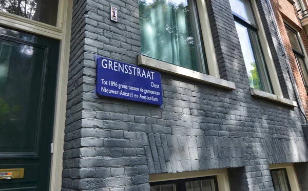 Amsterdão, Holanda, agosto de 2019. Ao longo do rio Amstel uma placa — Fotografia de Stock