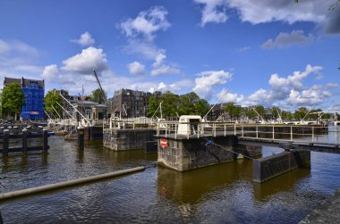 Amsterdam, Hollanda, Ağustos 2019. Amstel nehrindeki baraj. Beni.