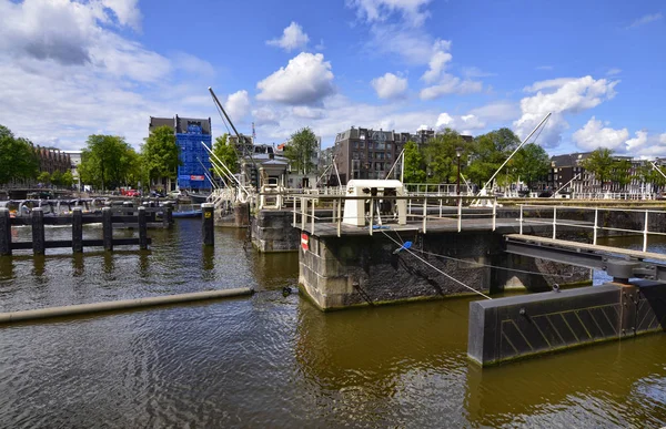 Amsterdam, Holandsko, srpen2019. Přehrada na řece Amstel. Já — Stock fotografie