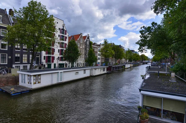 Amsterdam, Hollanda, Ağustos 2019. Tarihi merkezde bir manzara — Stok fotoğraf