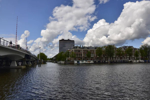 Ámsterdam, Holanda, agosto de 2019. Vista del río Amstel. En th —  Fotos de Stock