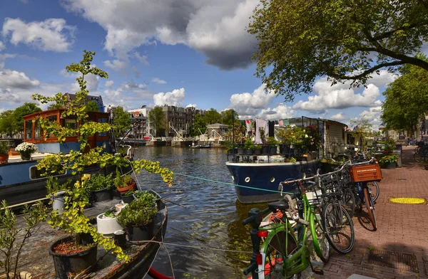 Amsterdam, Holandsko, srpen2019. Pohled na řeku Amstel, outsk — Stock fotografie