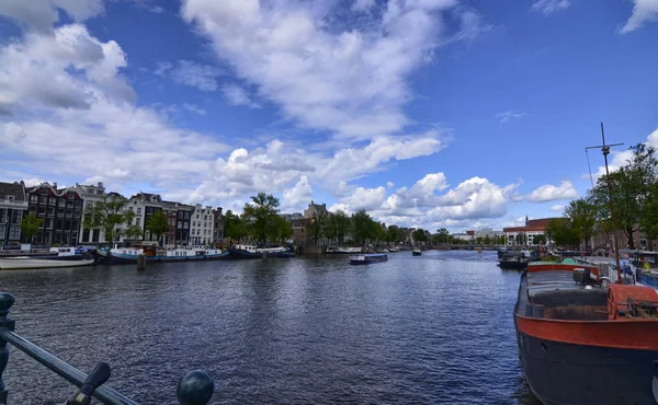 アムステルダム、オランダ、 2019年8月。アムステルダムの川の眺め — ストック写真