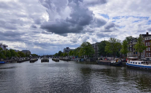 Amsterdam, Holandsko, srpen2019. Pohled na řeku na Amstelu — Stock fotografie