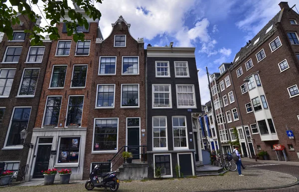 アムステルダム、オランダ、 2019年8月。日当の典型的な家屋 — ストック写真