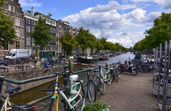 Άμστερνταμ, Ολλανδία, Αύγουστος 2019. Σταθμισμένα ποδήλατα πλαισιώνουν αυτή τη θέα — Φωτογραφία Αρχείου