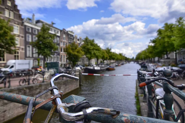 Άμστερνταμ, Ολλανδία, Αύγουστος 2019. Σταθμισμένα ποδήλατα πλαισιώνουν αυτή τη θέα — Φωτογραφία Αρχείου