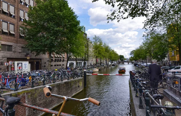Amsterdam, Hollanda, Ağustos 2019. Park edilmiş bisikletlerin çerçevesi bu görünümde — Stok fotoğraf