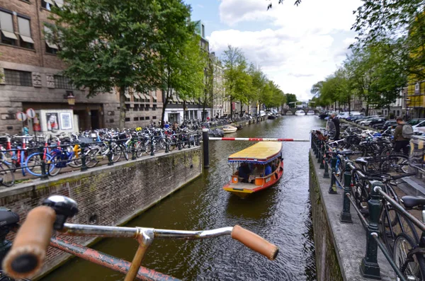 Amsterdam, Nederland, augustus 2019. Geparkeerde fietsen frame dit uitzicht op — Stockfoto