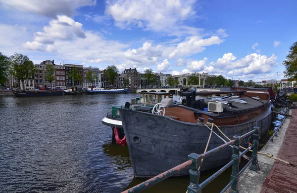 Amsterdam, Holandsko, srpen2019. Pohled na řeku Amstel, outsk — Stock fotografie