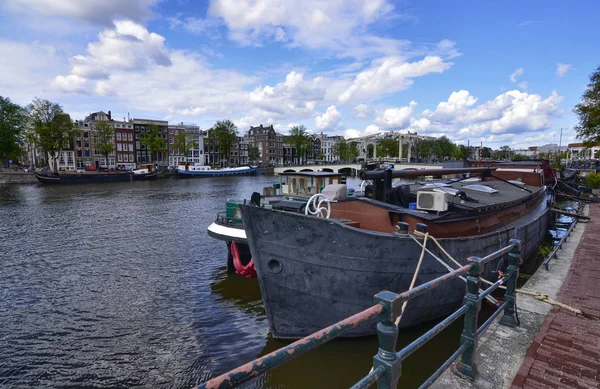 Amsterdam, Holland, august 2019. Utsikt over elven på Amstel – stockfoto