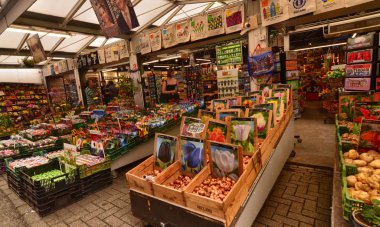 Amsterdam, Hollanda, Ağustos 2019. Çiçek pazarı ilgi çekicidir.