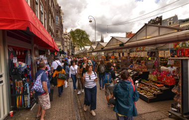 Amsterdam, Hollanda, Ağustos 2019. Çiçekçide, turistler 