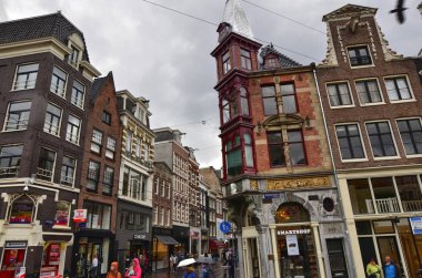 Amsterdam, Hollanda, Ağustos 2019. Eski kasabada yağmurlu bir gün. Amon