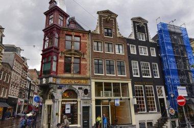 Amsterdam, Hollanda, Ağustos 2019. Eski kasabada yağmurlu bir gün. Amon