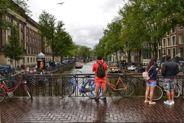 Amsterdam, Hollanda, Ağustos 2019. Kanal üzerinde tipik bir görünüm