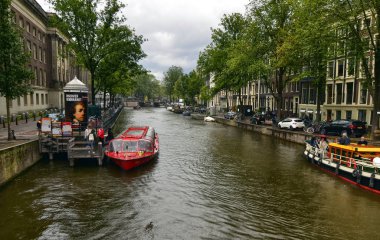 Amsterdam, Hollanda, Ağustos 2019. Kanal üzerinde tipik bir görünüm