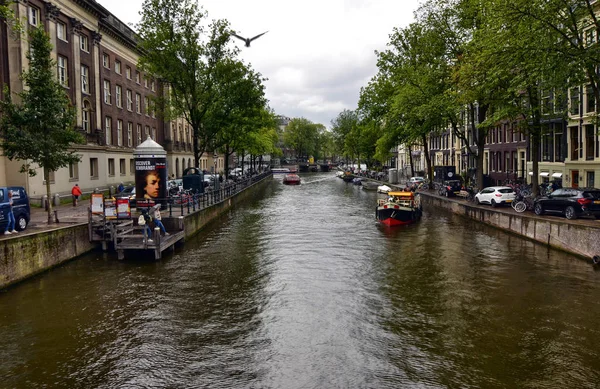 Άμστερνταμ, Ολλανδία, Αύγουστος 2019. Τυπική άποψη πάνω από ένα κανάλι σε ου — Φωτογραφία Αρχείου