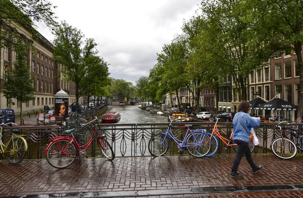 Amsterdam, Nederland, augustus 2019. Typisch uitzicht over een kanaal in th — Stockfoto