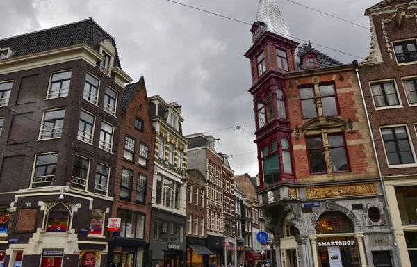 アムステルダム、オランダ、 2019年8月。旧市街の雨の日。アモン — ストック写真