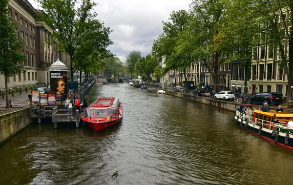 Άμστερνταμ, Ολλανδία, Αύγουστος 2019. Τυπική άποψη πάνω από ένα κανάλι σε ου — Φωτογραφία Αρχείου