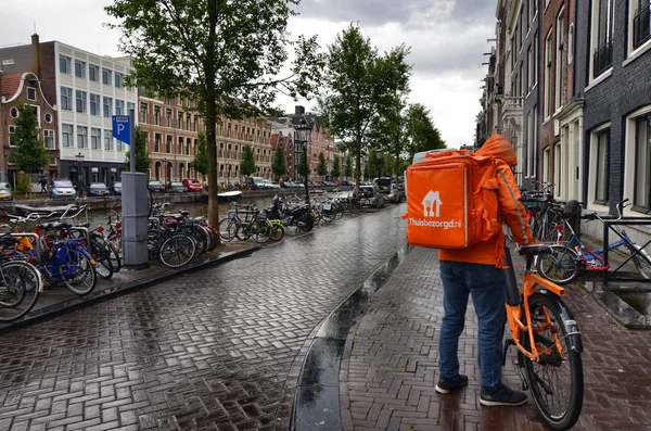 Amsterdam, Nederland, augustus 2019. Een arbeider uit Thuisbezorgd, hom — Stockfoto