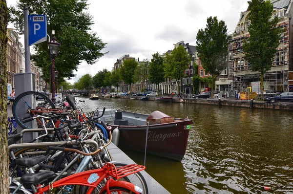 Amsterdam, Hollanda, Ağustos 2019. Kanal üzerinde tipik bir görünüm — Stok fotoğraf