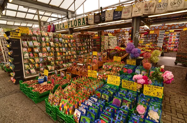 Amsterdam, holland, august 2019. der blumenmarkt ist eine attraktion — Stockfoto