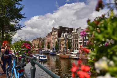 Amsterdam, Hollanda, Ağustos 2019. Bir th kanalının büyüleyici görünümü