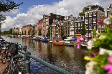 Amsterdam, Hollanda, Ağustos 2019. Bir th kanalının büyüleyici görünümü