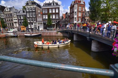Amsterdam, Hollanda, Ağustos 2019. Kanallar üzerindeki köprüler...