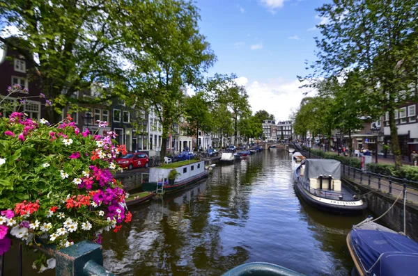 Amsterdam, Holandsko, srpen2019. Okouzlující pohled na kanály th — Stock fotografie