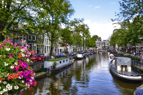 Amsterdam,Holland,August 2019. Enchanting view of a canals of th — Stock Photo, Image
