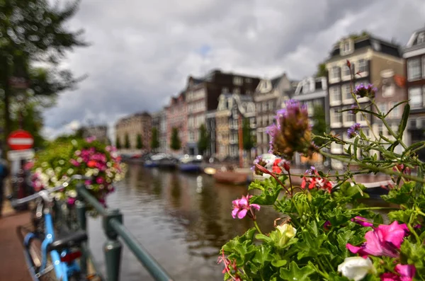 Amsterdam, Nederland, augustus 2019. Betoverend uitzicht op een gracht van th — Stockfoto