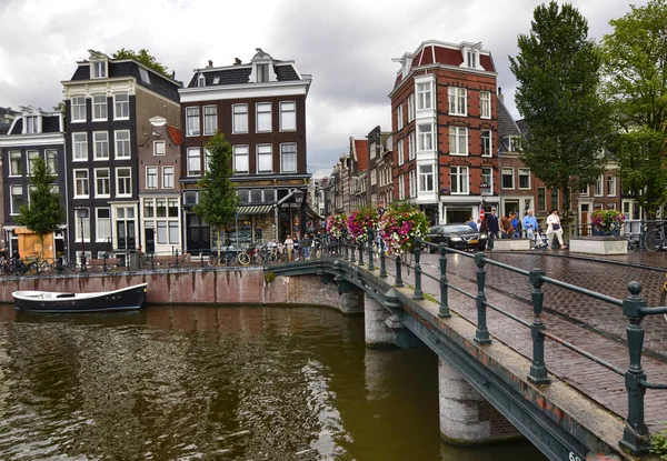 Ámsterdam, Holanda, agosto de 2019. Los puentes sobre los canales son — Foto de Stock