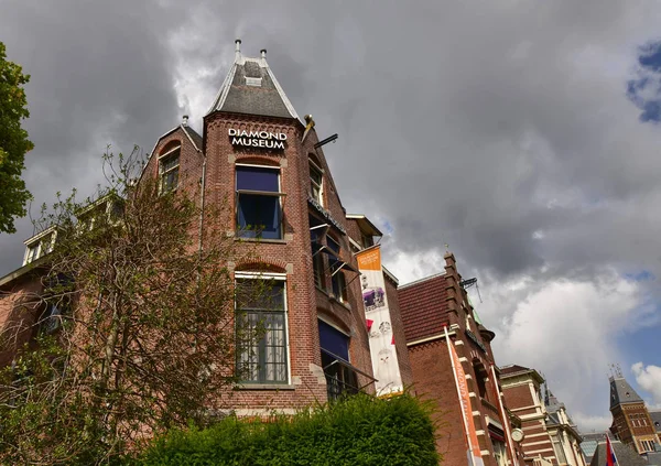 Amsterdam, holland, august 2019. in einem eleganten bau aus rotziegeln — Stockfoto
