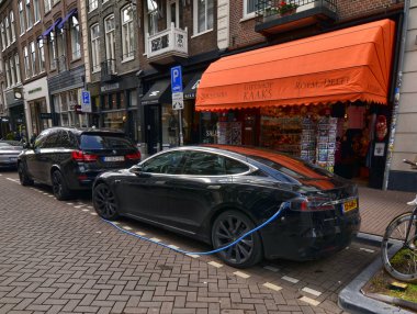 Amsterdam, Hollanda, Ağustos 2019. Elektrikli bir araba.