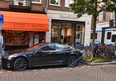 Amsterdam, Hollanda, Ağustos 2019. Elektrikli bir araba.