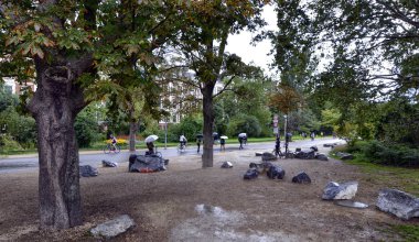 Amsterdam, Hollanda. Ağustos 2019. İnsanlar Vondelp 'te yürüyor.
