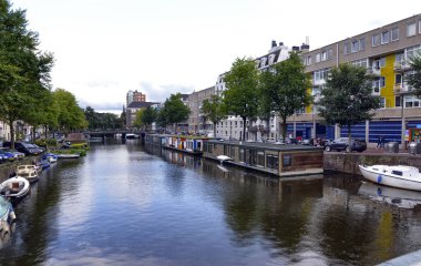 Amsterdam, Hollanda, Ağustos 2019. Tarihi merkezde bir manzara