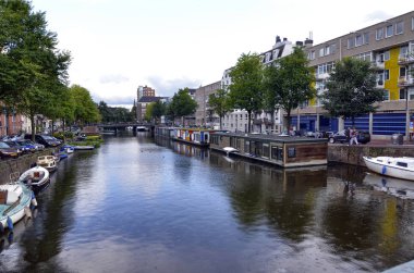 Amsterdam, Hollanda, Ağustos 2019. Tarihi merkezde bir manzara