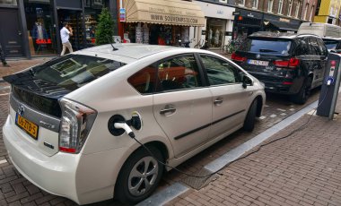 Amsterdam, Hollanda. Ağustos 2019. Yolda bir Toyota Prius kapsülü.