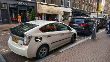 Amsterdam, Hollanda. Ağustos 2019. Yolda bir Toyota Prius kapsülü.