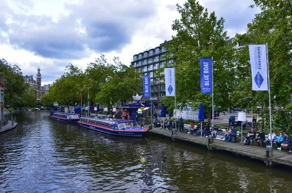 アムステルダム、オランダ、 8月2019 。右側には — ストック写真