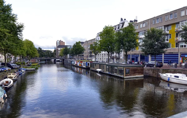 アムステルダム、オランダ、 2019年8月。歴史的中心部では、ビューのtha — ストック写真